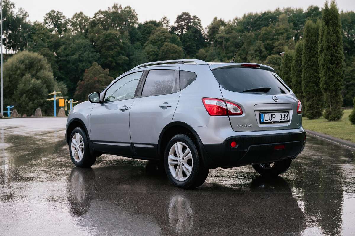 Nissan Qashqai 2010 — interior