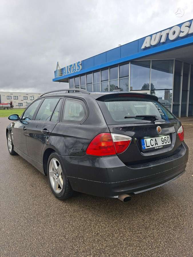 BMW 320 2006 — вигляд ззаду