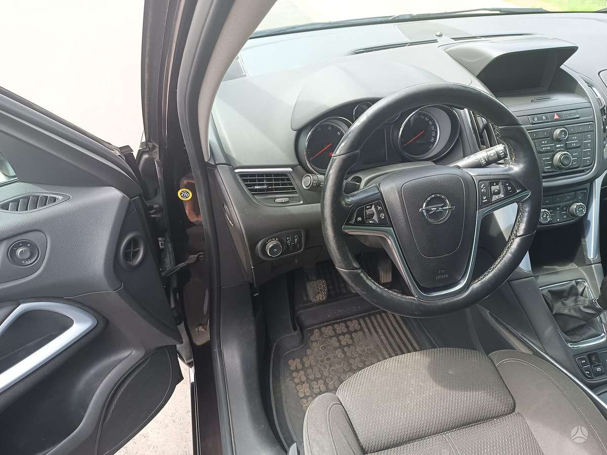 Opel Zafira 2015 — photo 8