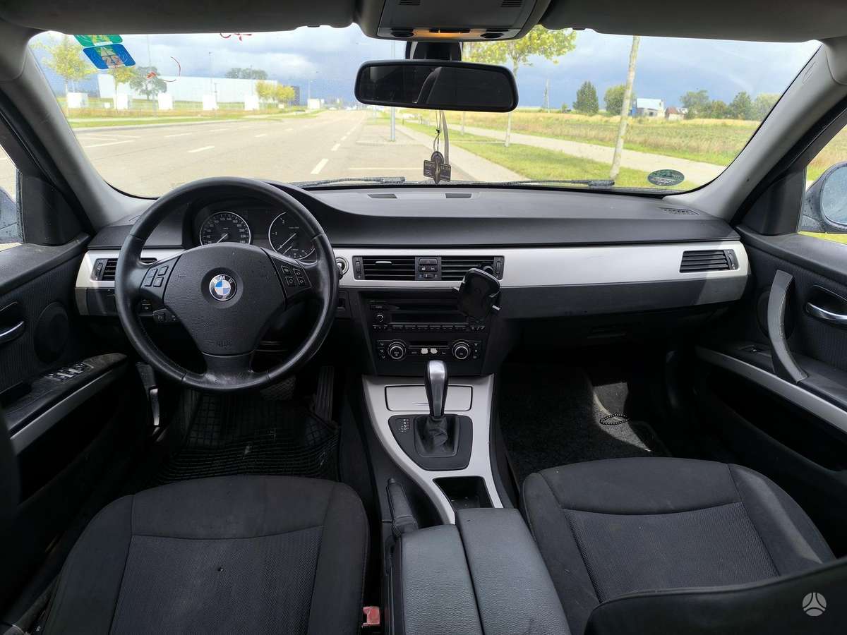 BMW 320 2009 — photo 10