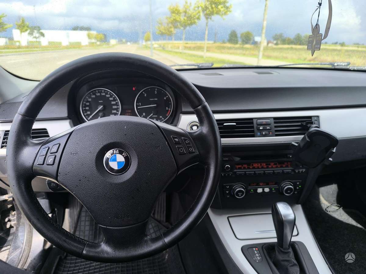 BMW 320 2009 — photo 14