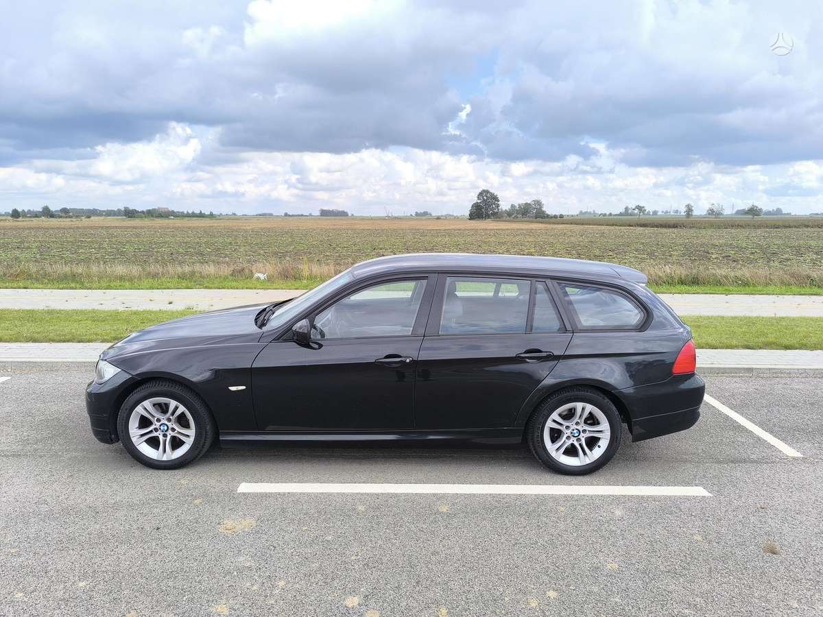 BMW 320 2009 — rear view