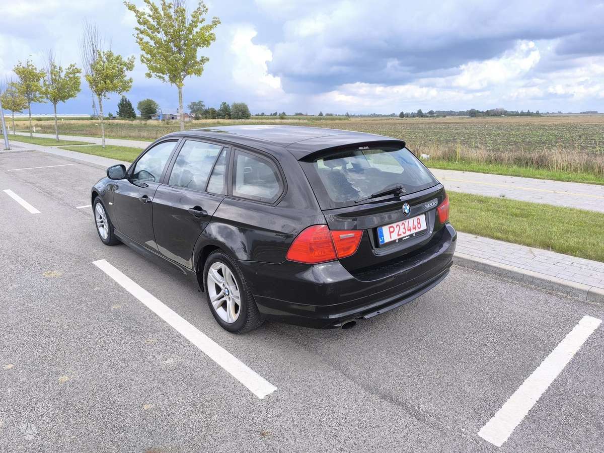 BMW 320 2009 — interior