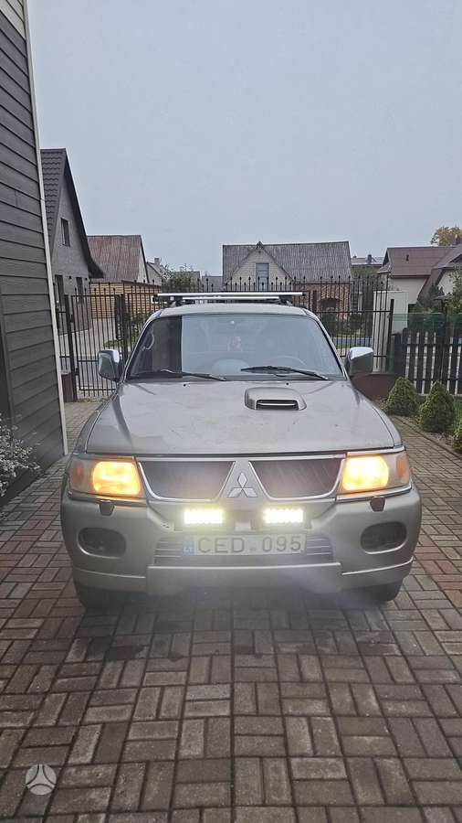 Mitsubishi Pajero 2006 — engine 2477 cm³, 116 HP (85kW)