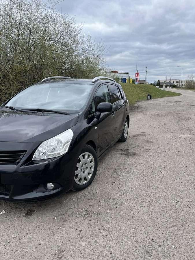 Toyota Verso 2011 — engine 1998 cm³, 124 HP (91kW)