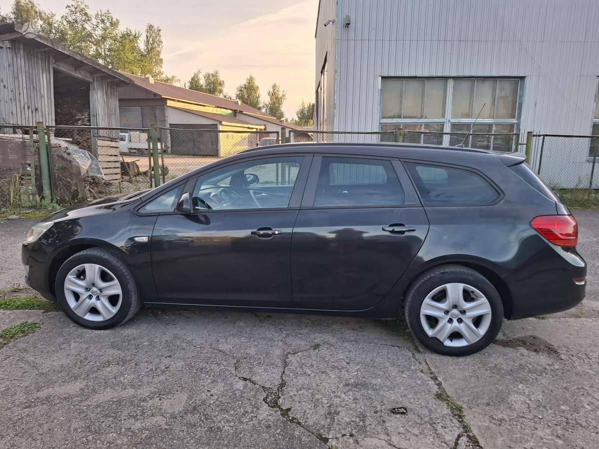 Opel Astra 2012 — photo 10