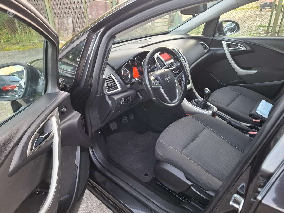 Opel Astra 2012 — photo 11