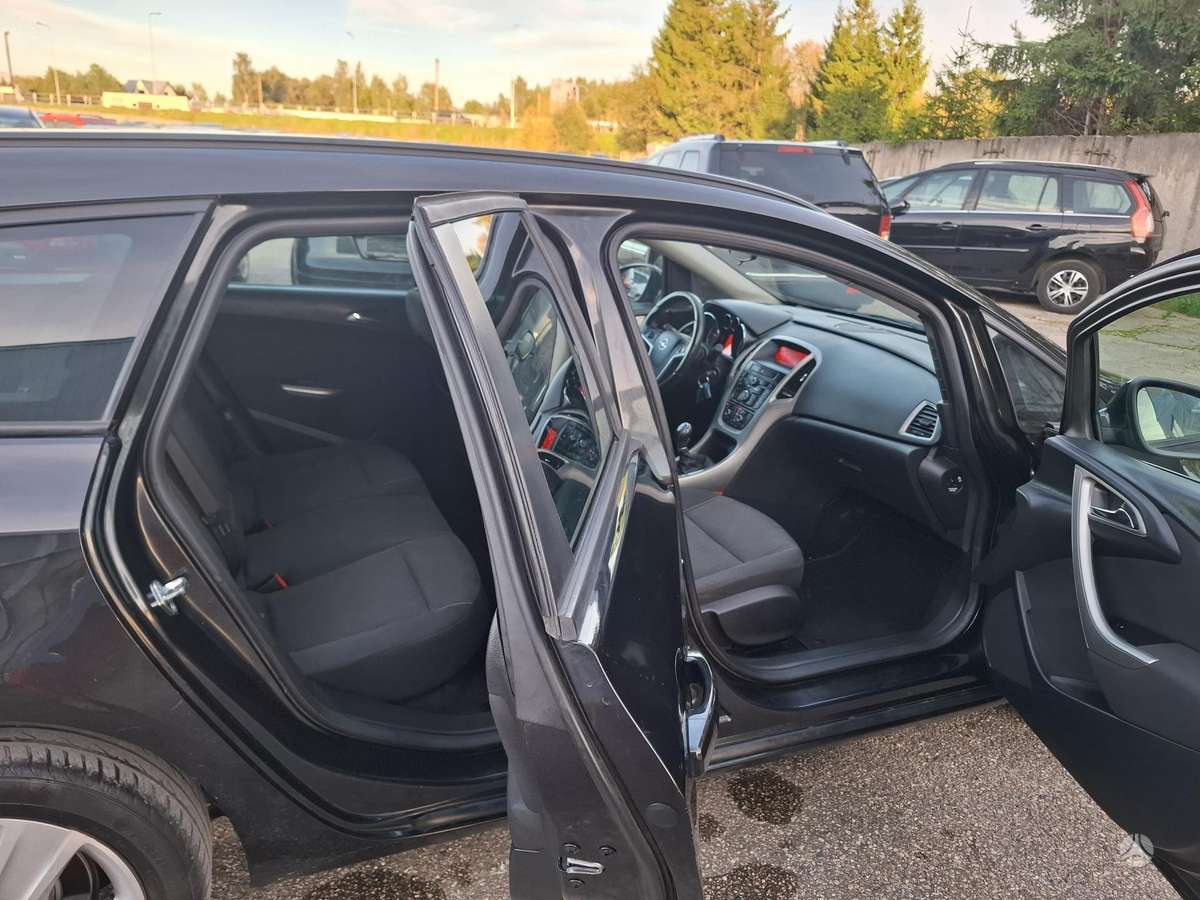 Opel Astra 2012 — photo 17