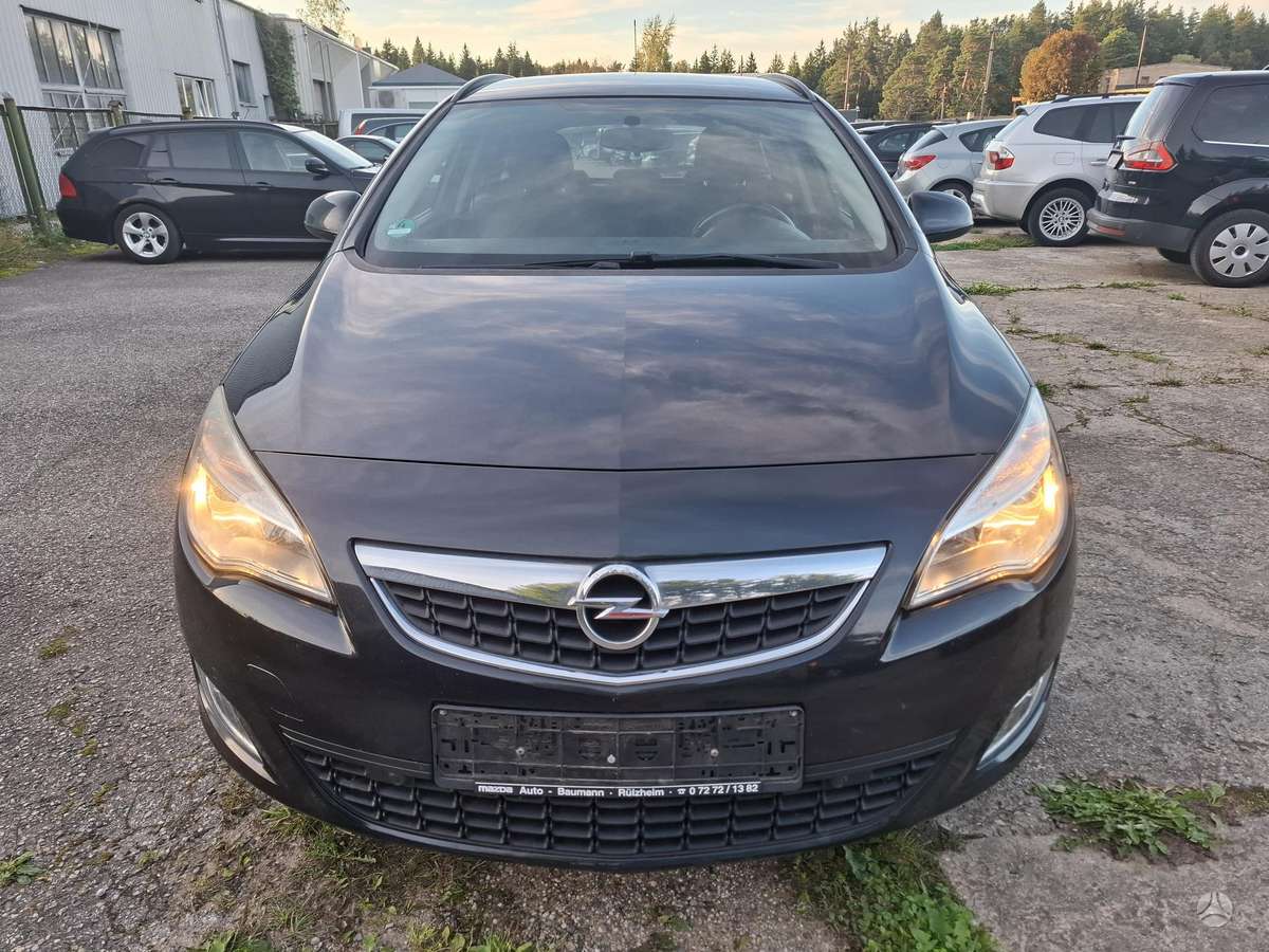 Opel Astra 2012 — interior