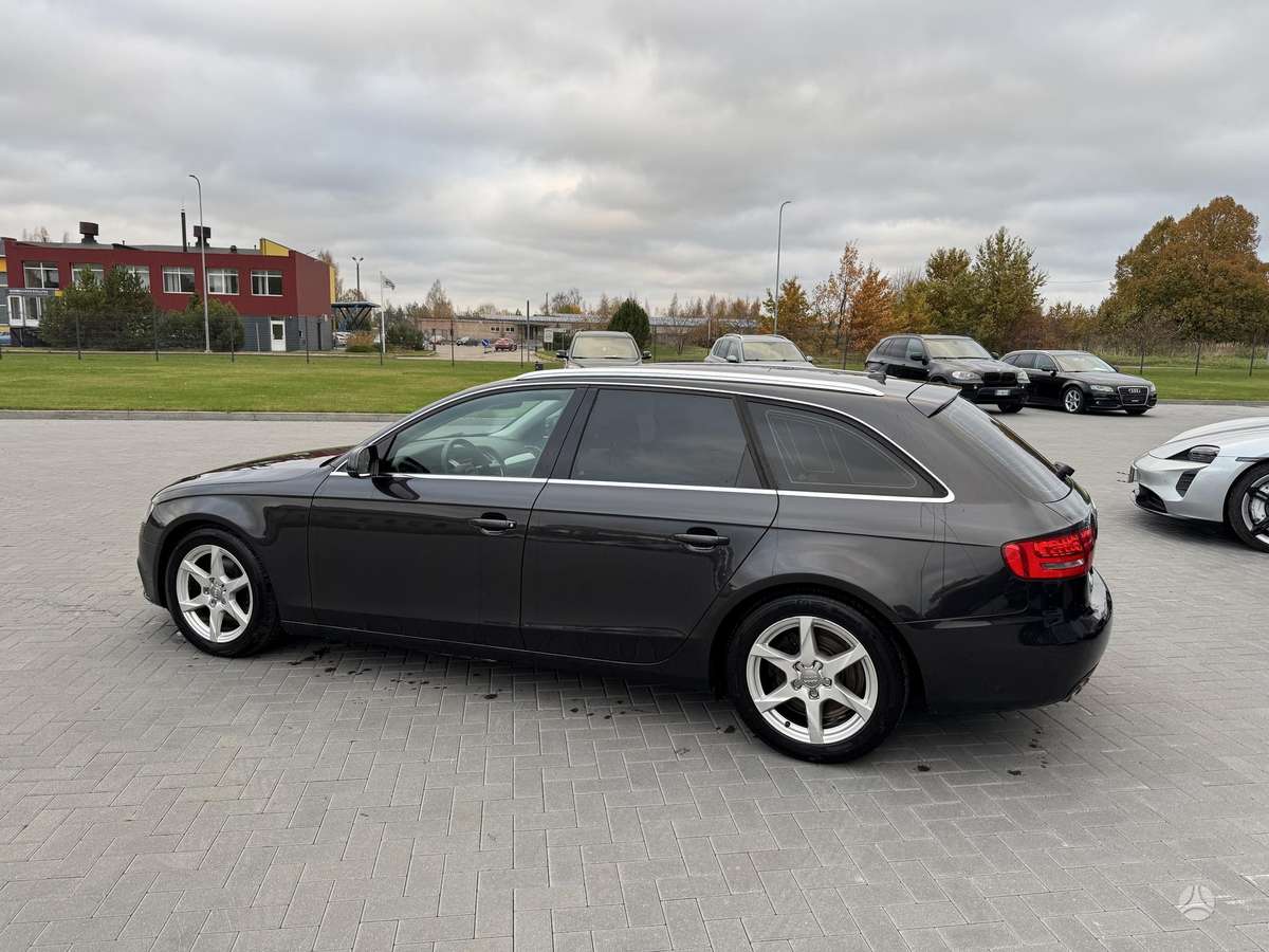 Audi A4 2010 — салон