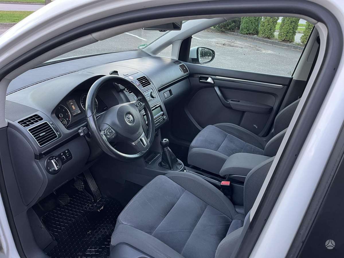 Volkswagen Touran 2010 — photo 13