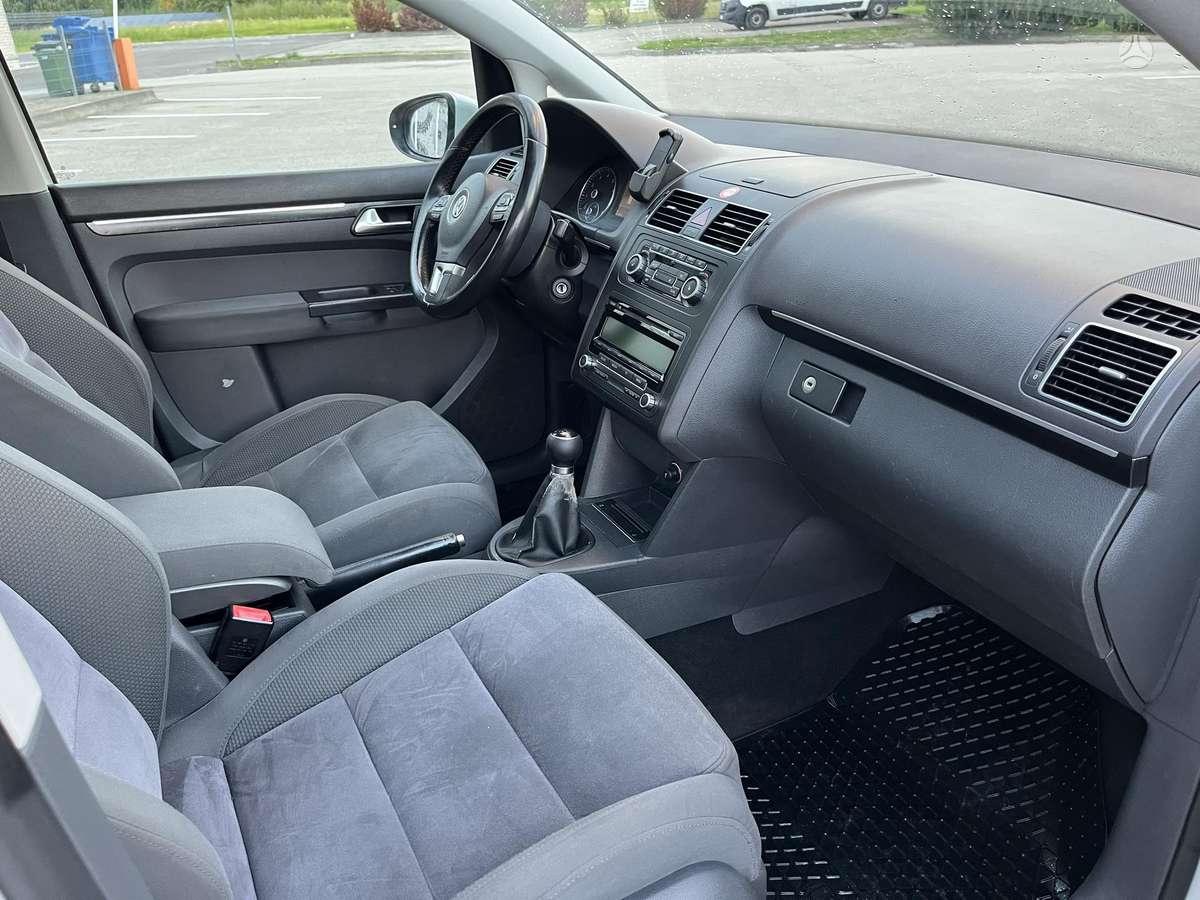 Volkswagen Touran 2010 — photo 14