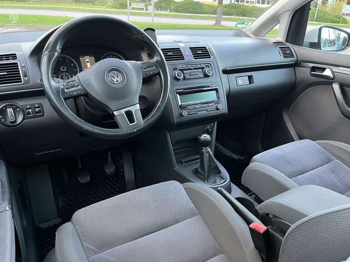 Volkswagen Touran 2010 — photo 15
