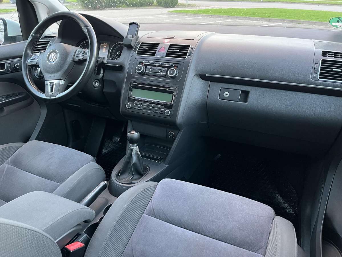 Volkswagen Touran 2010 — photo 16