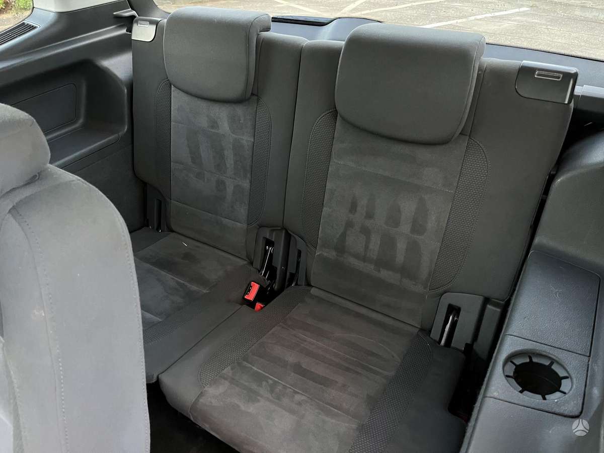 Volkswagen Touran 2010 — photo 19