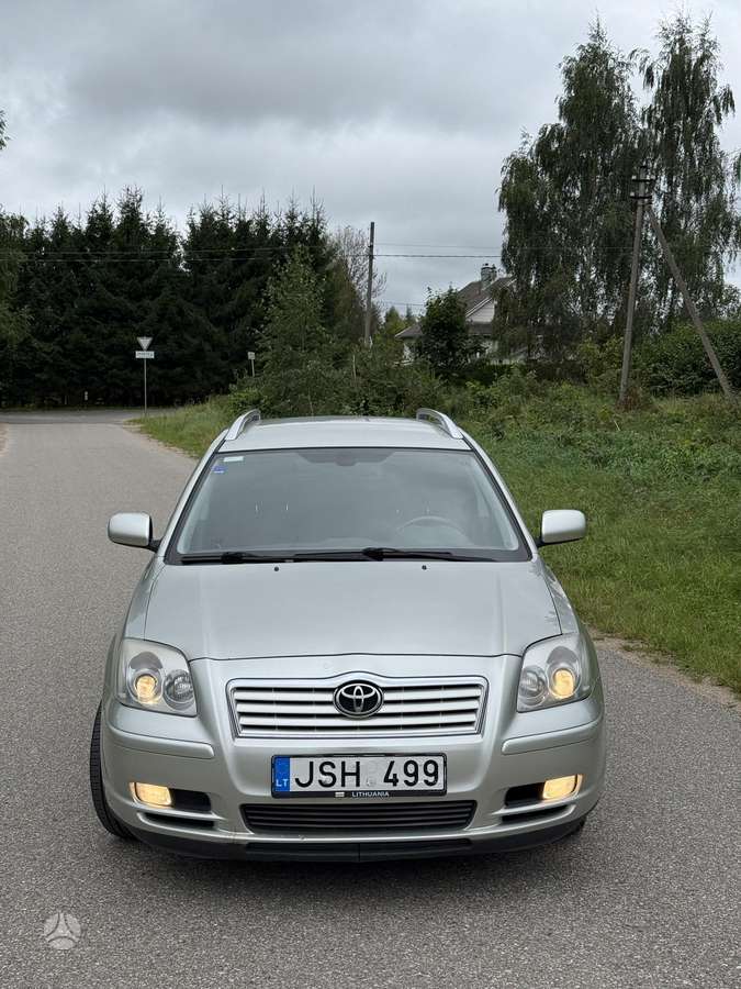 Toyota Avensis 2004 — вигляд ззаду
