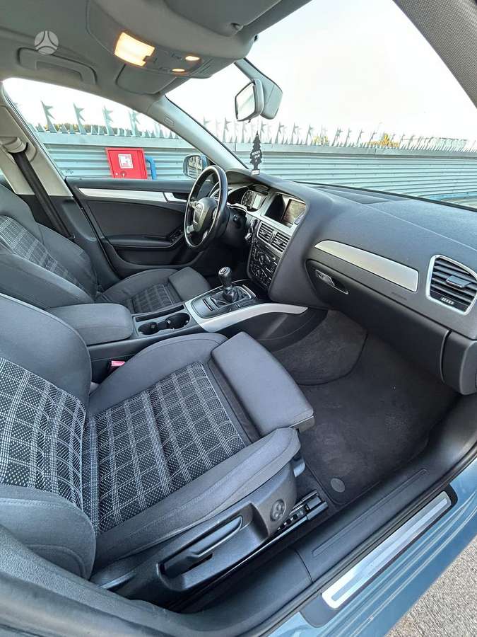 Audi A4 2010 — photo 11