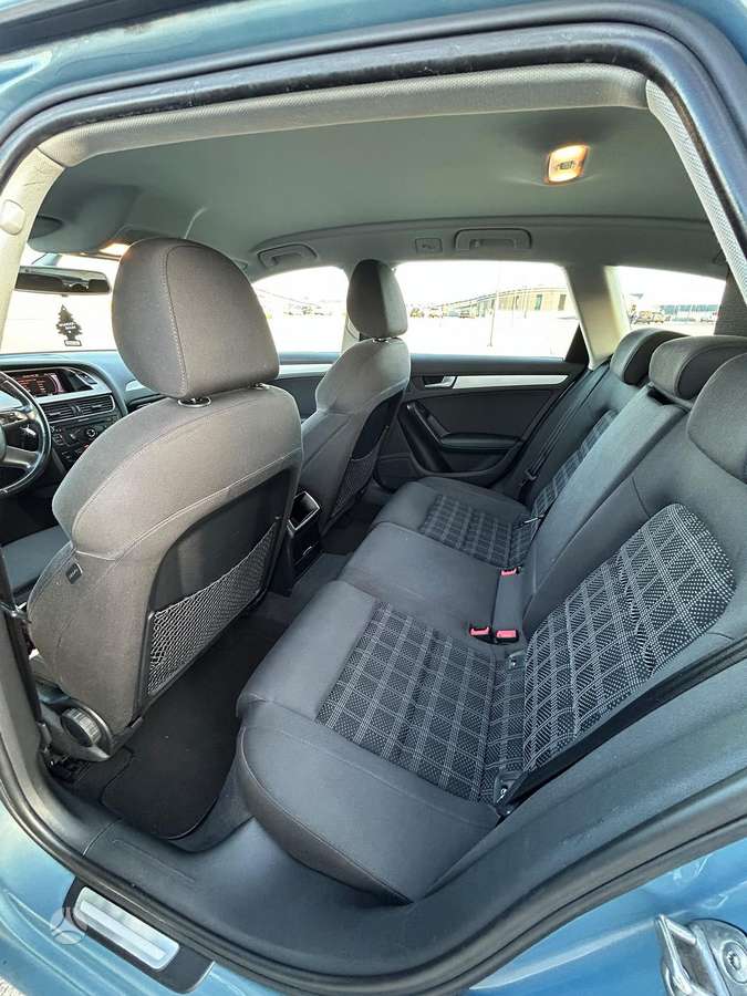 Audi A4 2010 — photo 12