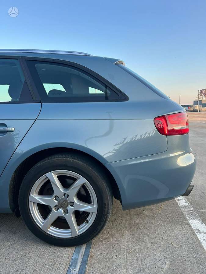 Audi A4 2010 — photo 9
