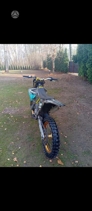 Suzuki RM 2004 — rear view