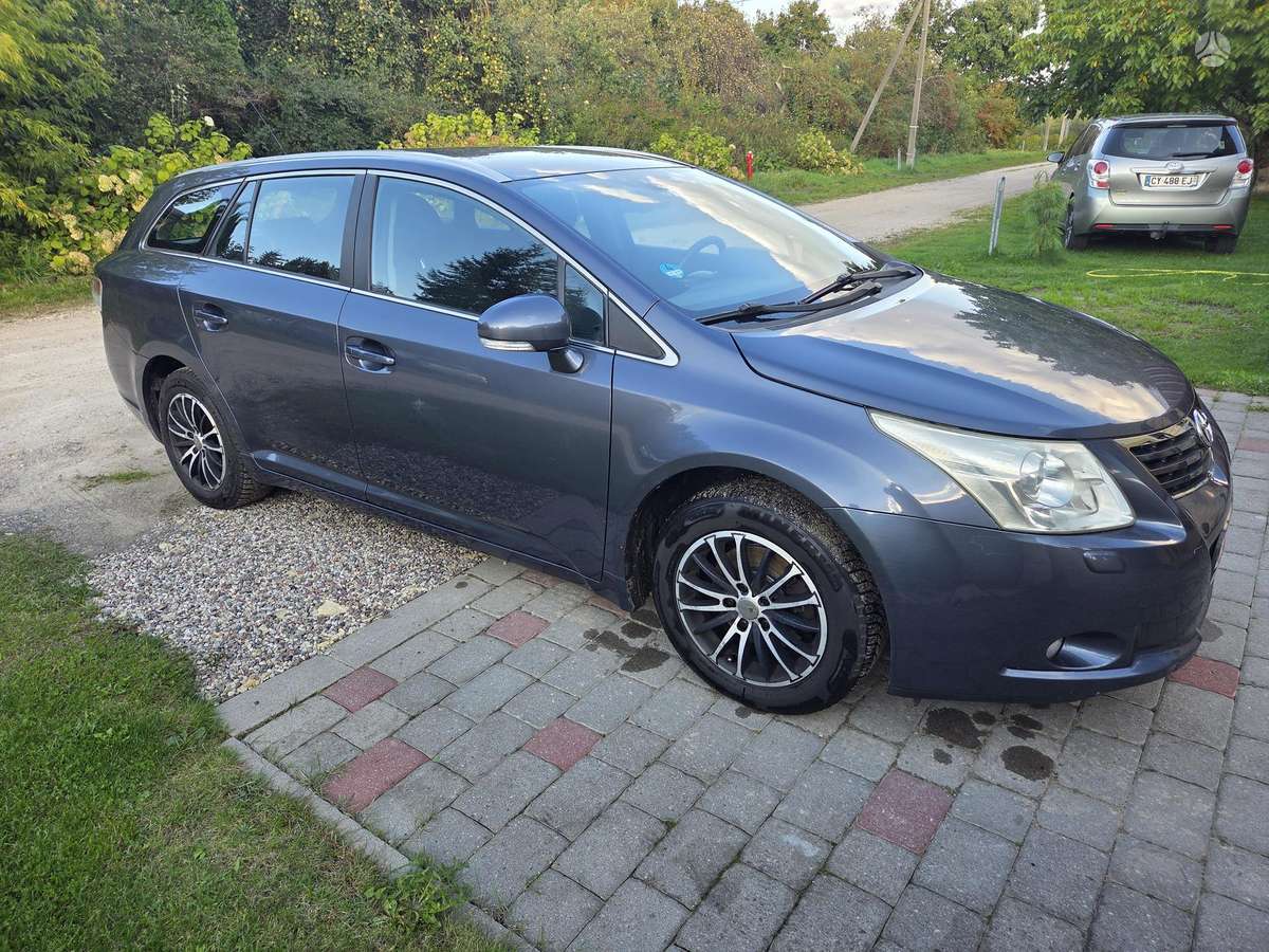 Toyota Avensis 2009 — rear view