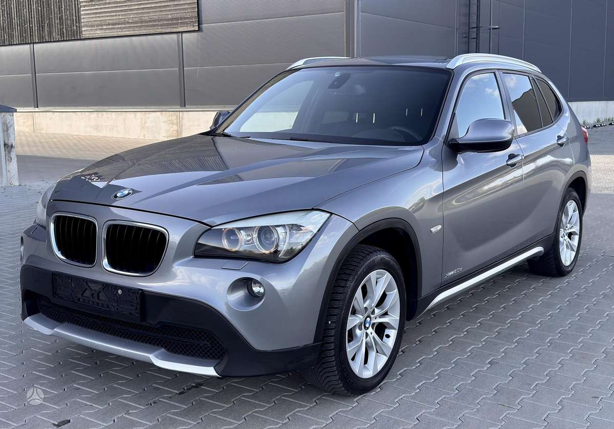 BMW X1 2010 — салон