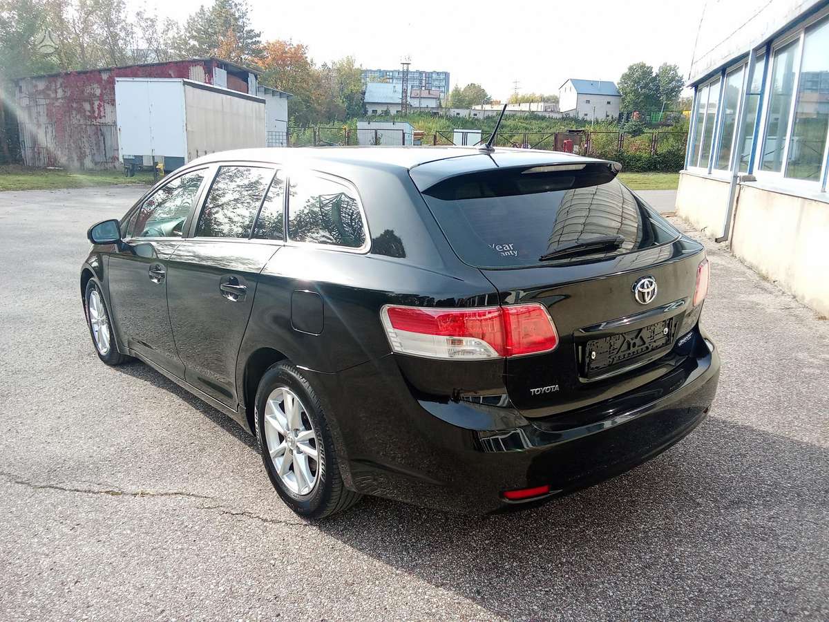 Toyota Avensis 2011 — rear view