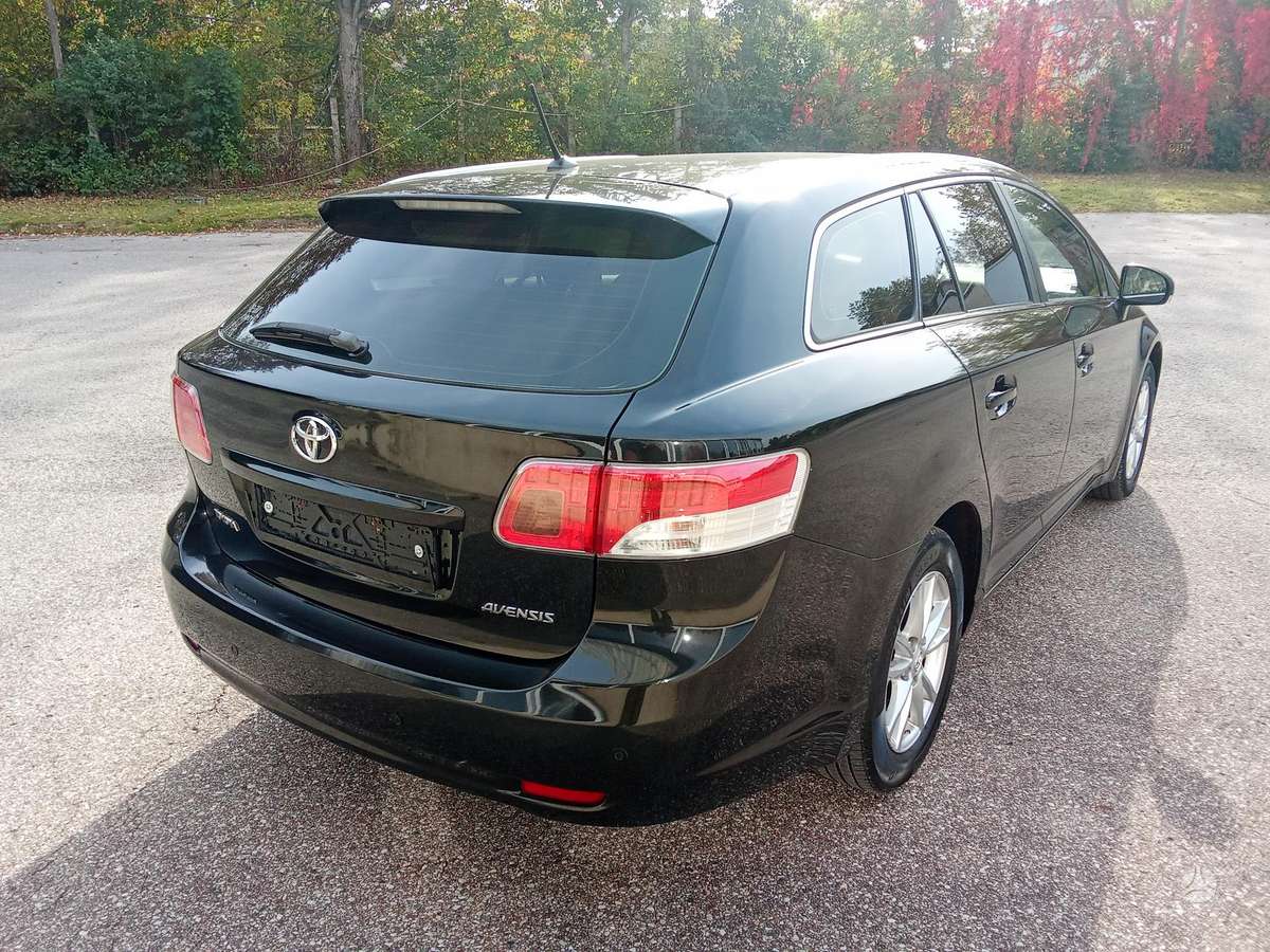 Toyota Avensis 2011 — interior