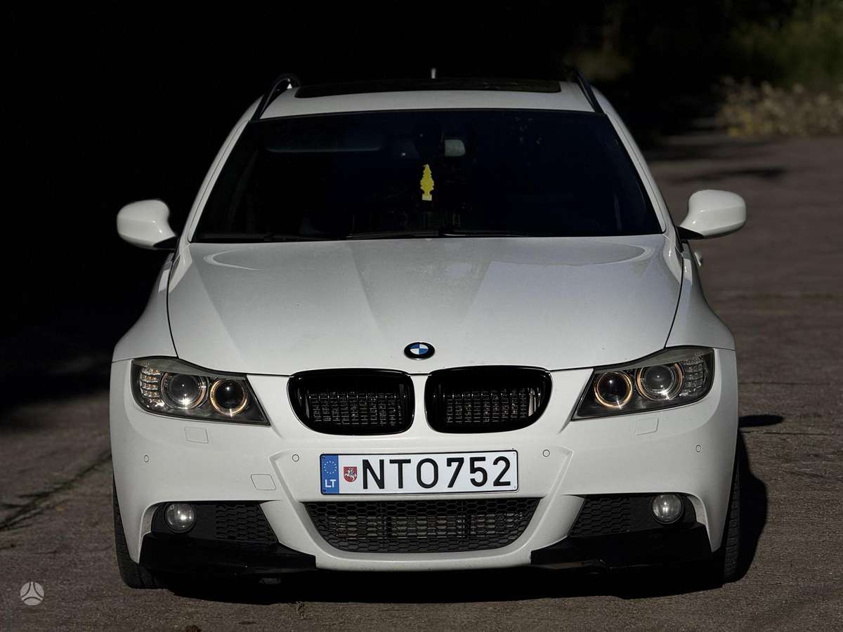 BMW 320 2009 — rear view