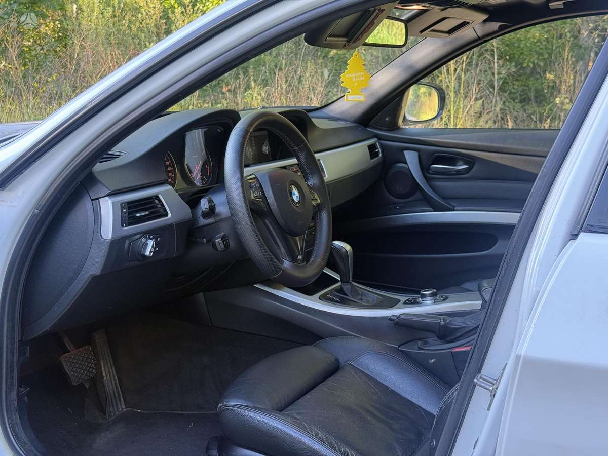 BMW 320 2009 — photo 21
