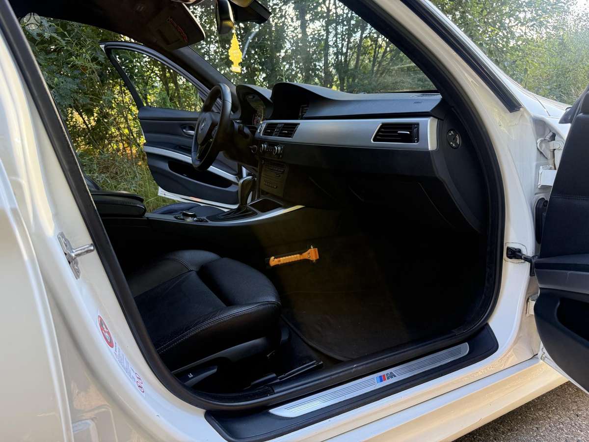 BMW 320 2009 — photo 23