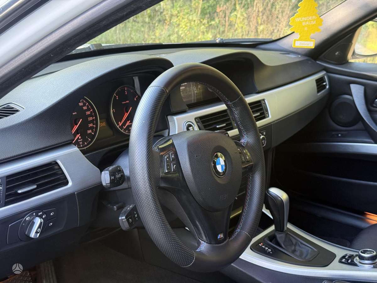 BMW 320 2009 — photo 30