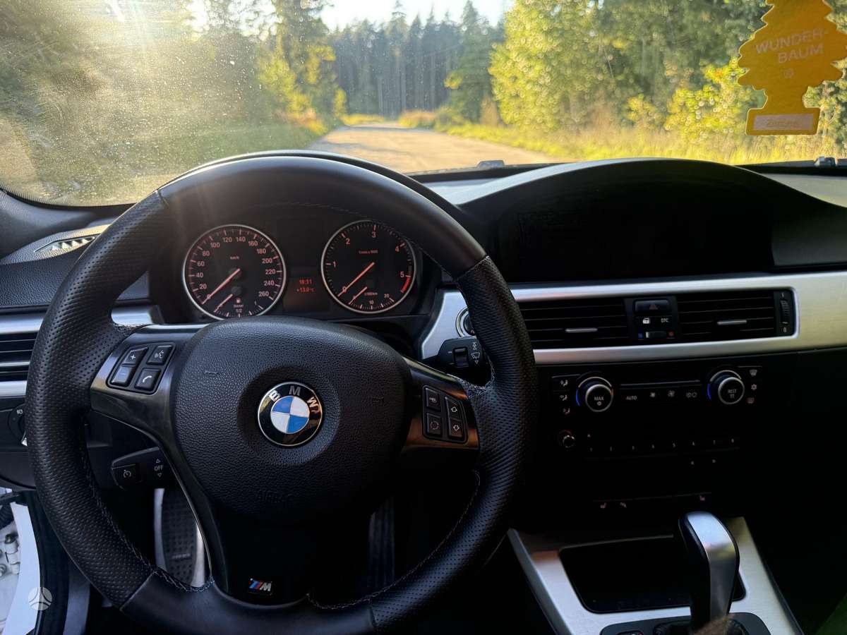 BMW 320 2009 — photo 31