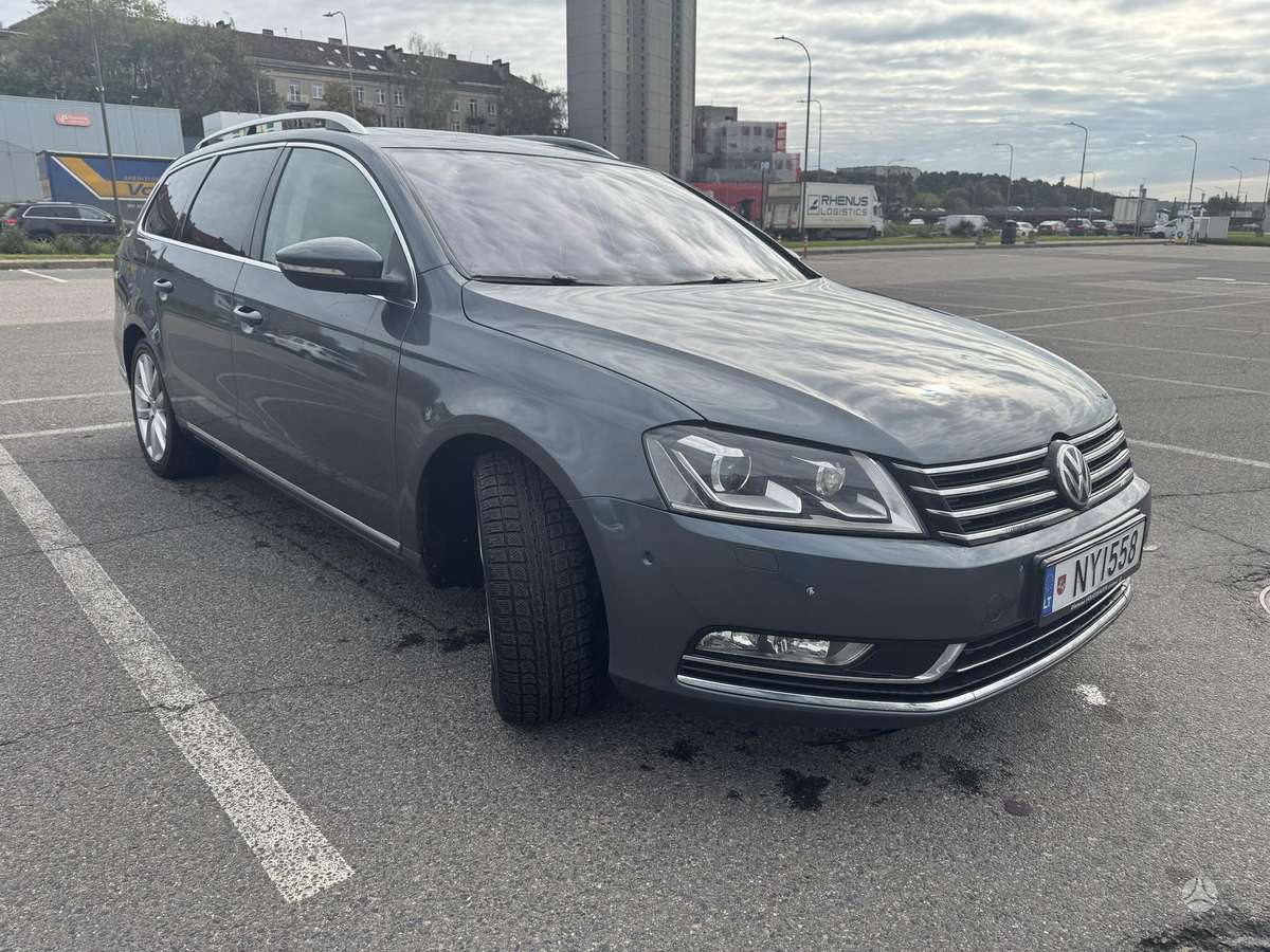 Volkswagen Passat 2012 — rear view