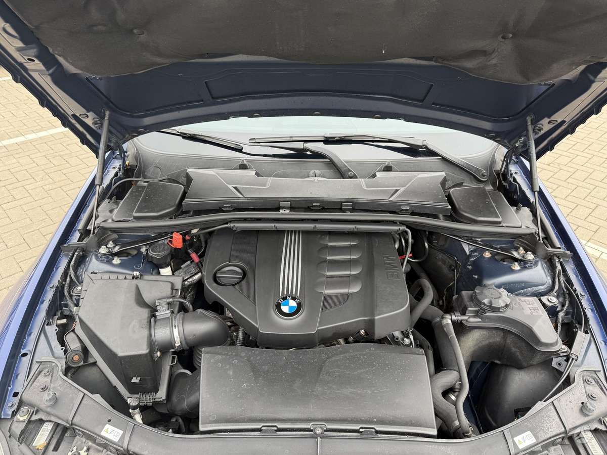 BMW 320 2011 — photo 13