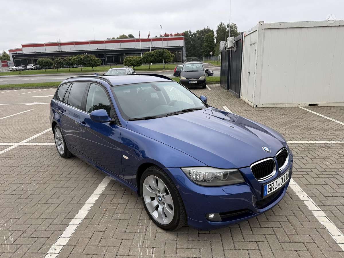 BMW 320 2011 — rear view