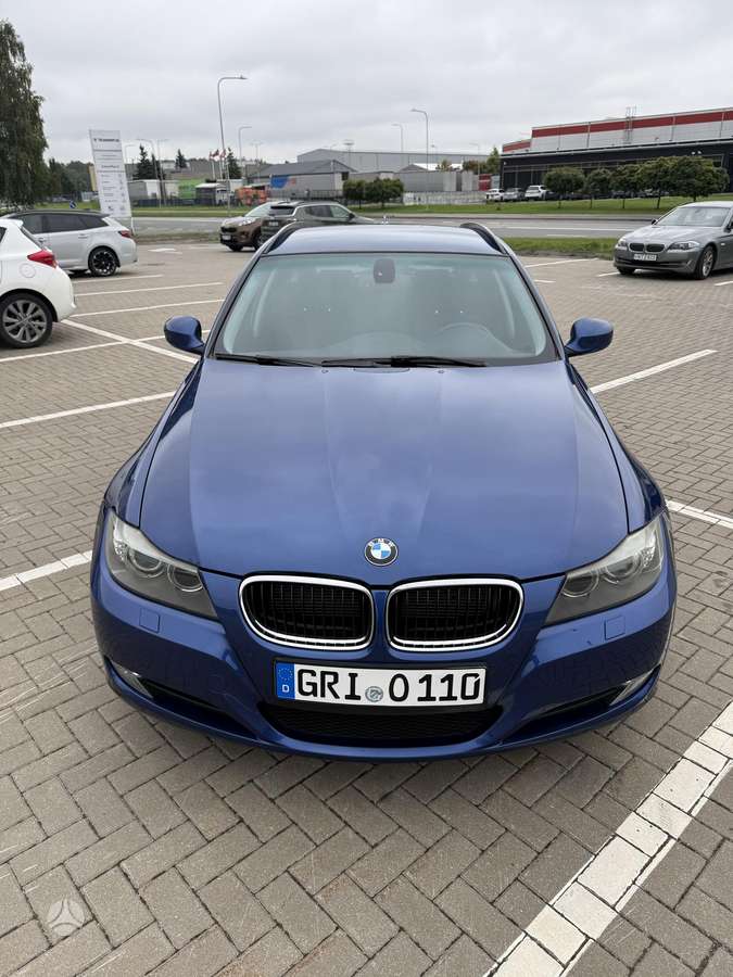BMW 320 2011 — interior