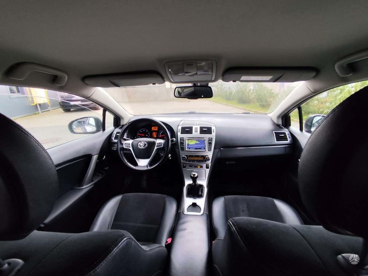 Toyota Avensis 2014 — вигляд ззаду