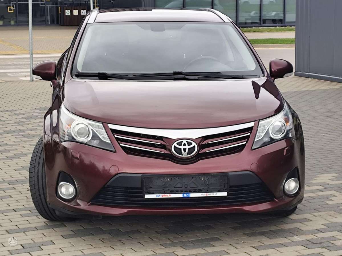 Toyota Avensis 2014 — салон
