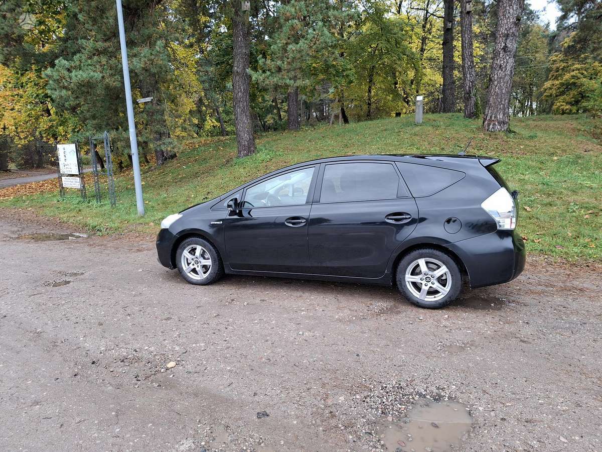 Toyota Prius+ 2014 — вигляд ззаду