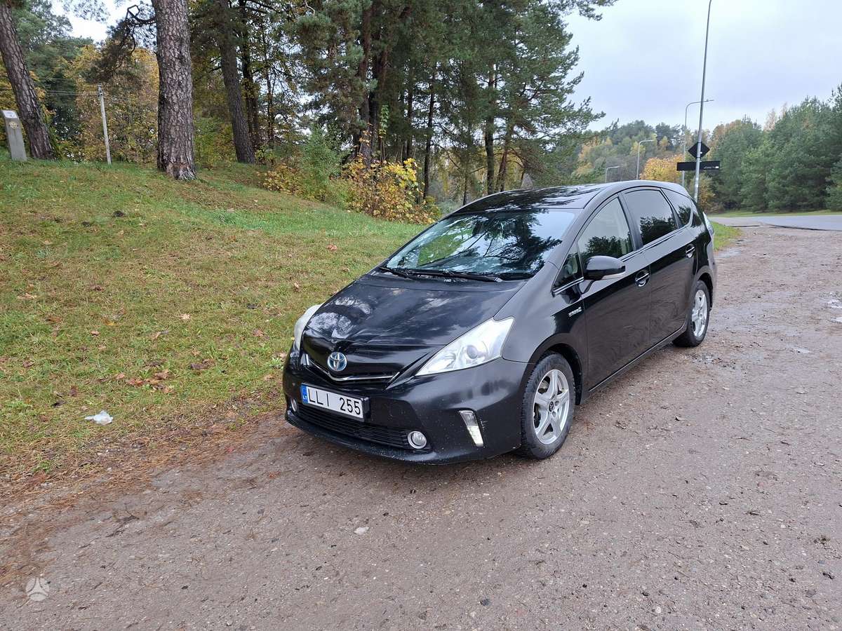 Toyota Prius+ 2014 — салон