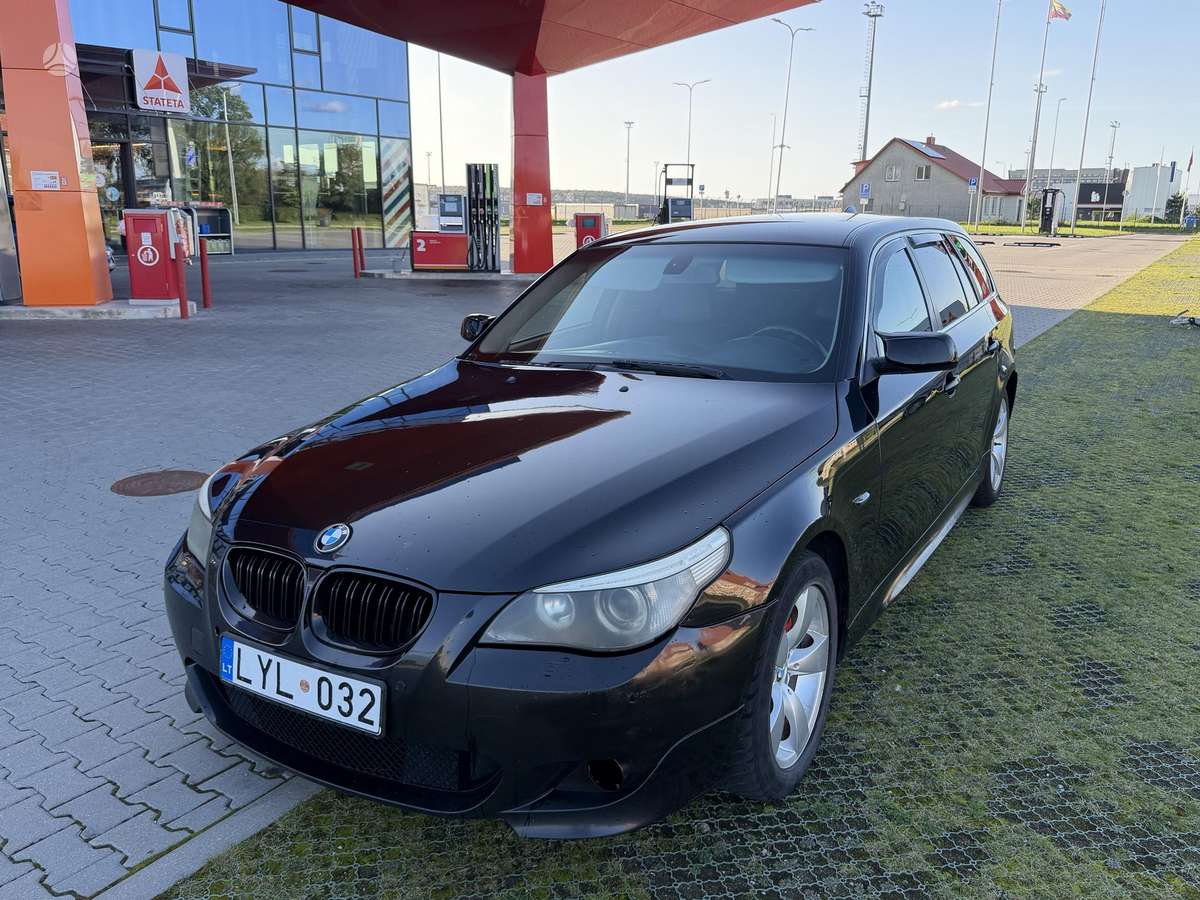 BMW 525 2005 — rear view