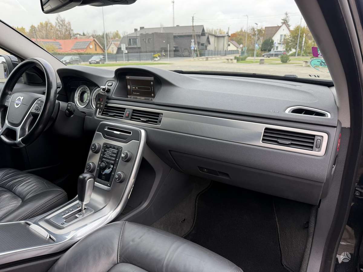 Volvo XC70 2012 — photo 16