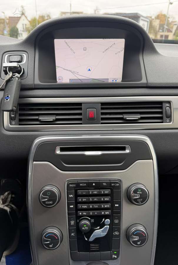 Volvo XC70 2012 — photo 22