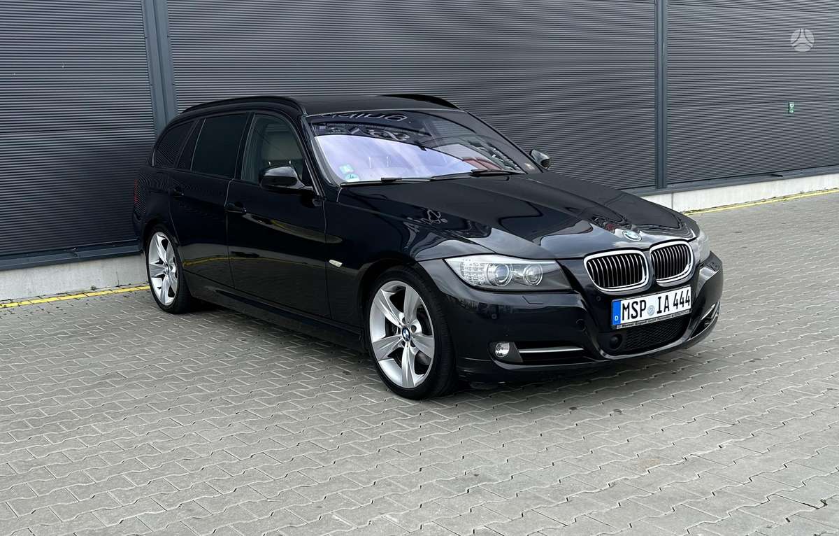 BMW 325 2010 — вигляд ззаду