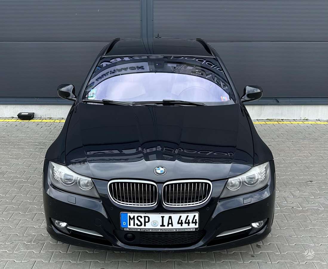 BMW 325 2010 — салон
