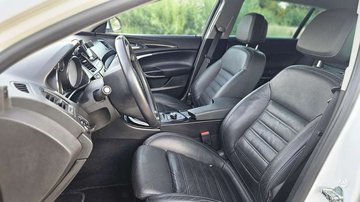 Opel Insignia 2011 — photo 11