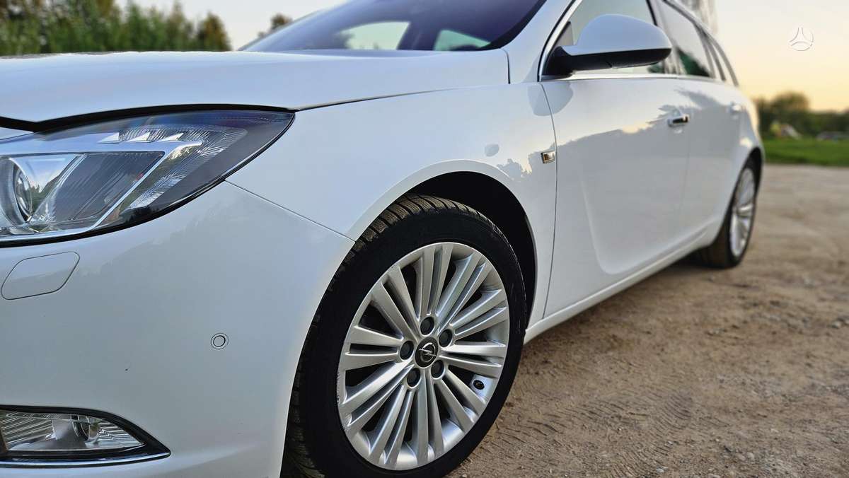 Opel Insignia 2011 — rear view