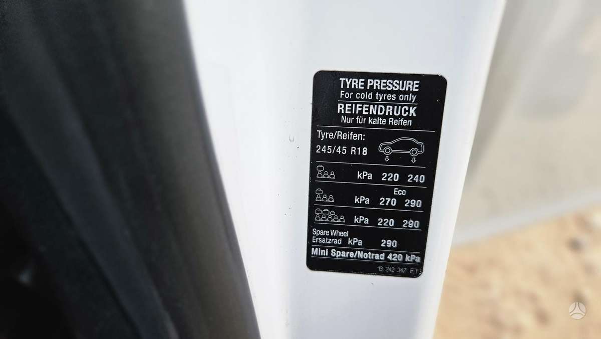 Opel Insignia 2011 — photo 27