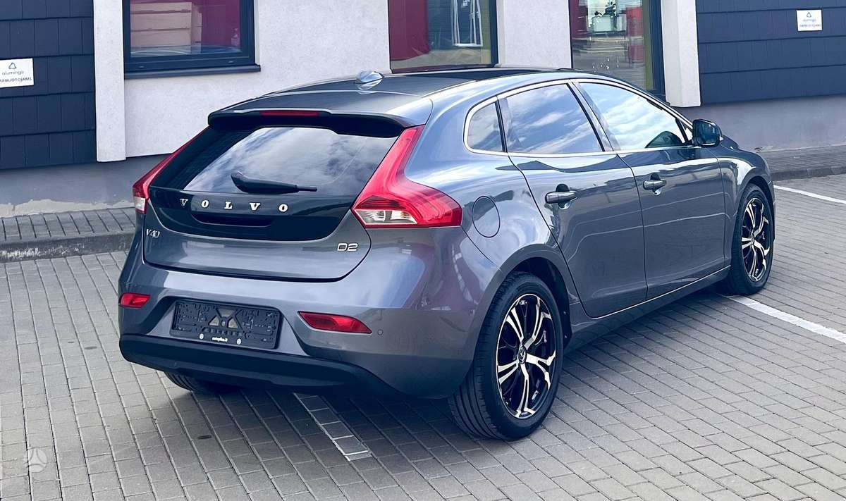 Volvo V40 2013 — салон